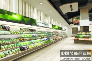 �ɱ���������ί��֯�ƶ��ı����еط���׼����ɫ�̳���������Ҫ�󡷡����̳�����̼�ŷŹ����淶���������������ɣ�Ŀǰ�Ѿ���ʼ�����Ϲ����������������������ʾ��1��ƽ�������ҵĴ����ۺ��̳�LED�����ÿ�¿ɽ�ʡ63��Ԫ��ѣ�����Ŀǰ�̳����еĴ����������ľ���Ч��ͻ���Ч�涼ʮ�ֿɹۡ����⣬���������߶��ԣ������̳��������𽥳�Ϊ��������ռ䣬�̳��ͳ�����ɫ����һ���̶���Ҳ�ɴ��������߻���������ɫ�������